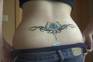 tatouage initiale bas du dos