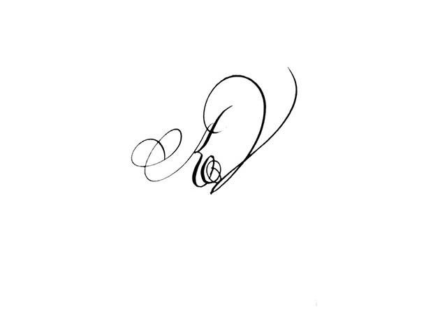 tatouage initiale calligraphie