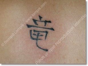 tatouage initiale chinoise