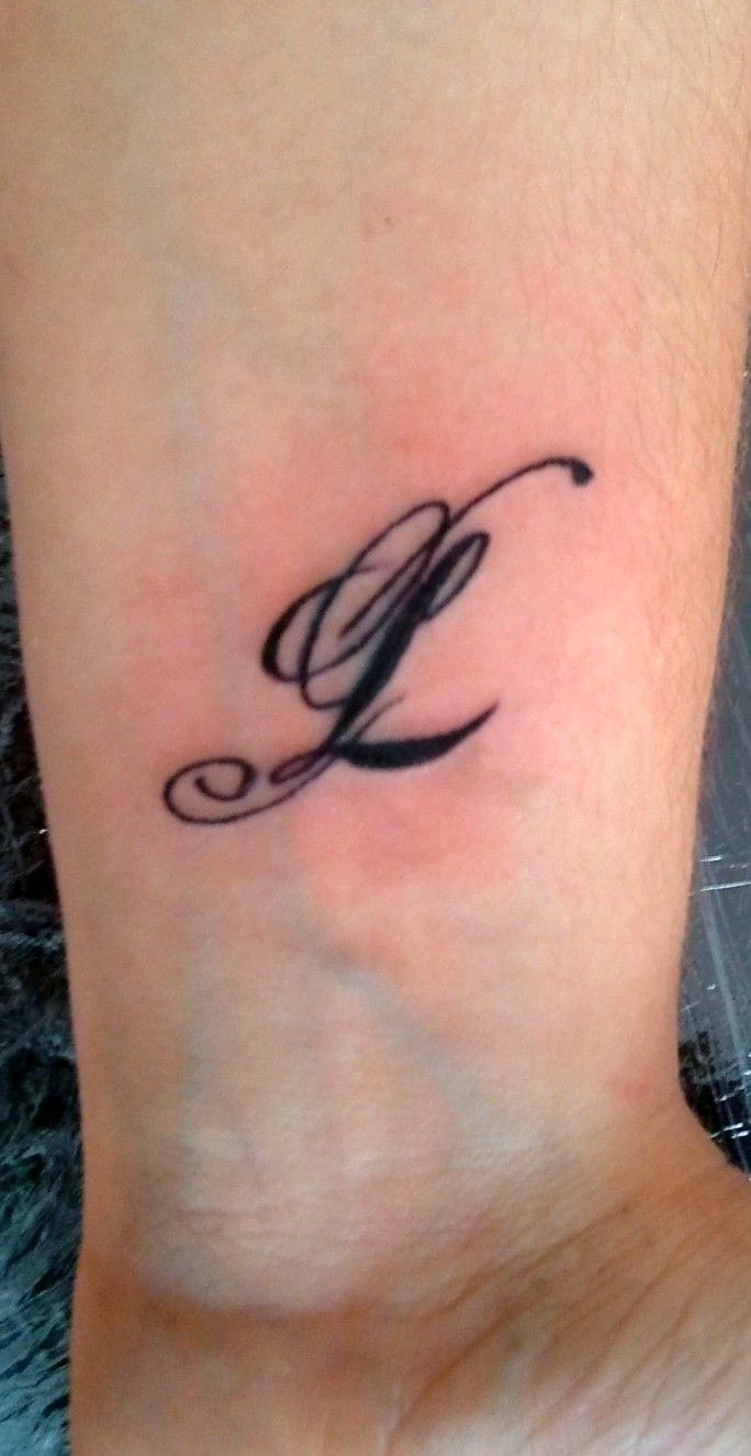 tatouage initiale cj
