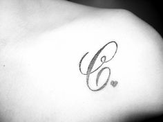 tatouage initiale cj