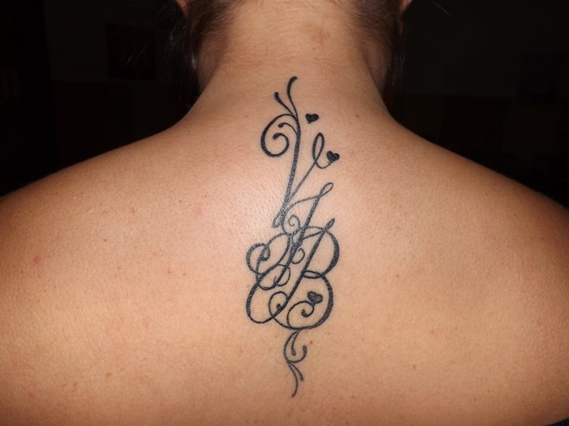 tatouage initiale cou