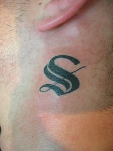 tatouage initiale cou