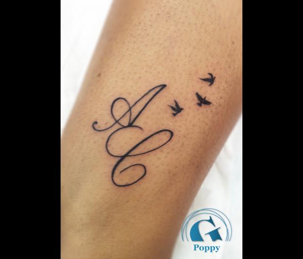tatouage initiale d