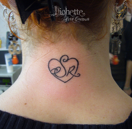 tatouage initiale dans la nuque