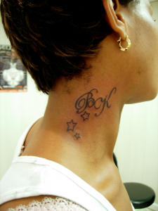 tatouage initiale dans la nuque