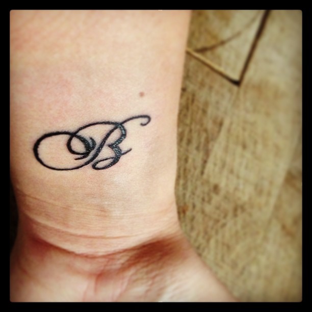 tatouage initiale de prénom