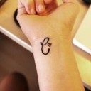 tatouage initiale de prénom