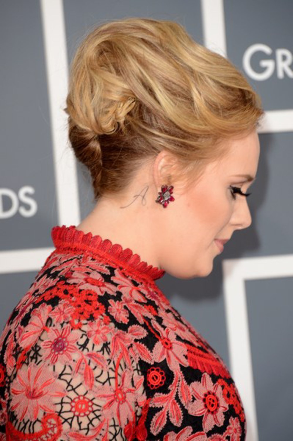 tatouage initiale derrière l'oreille