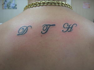 tatouage initiale dos