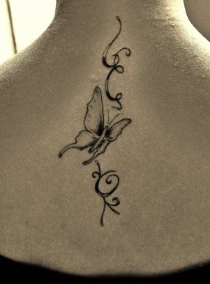 tatouage initiale dos