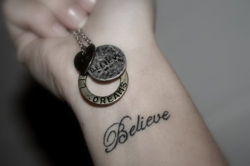 tatouage initiale endroit