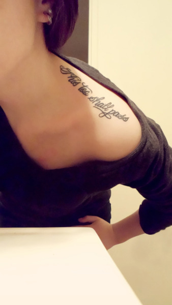 tatouage initiale épaule