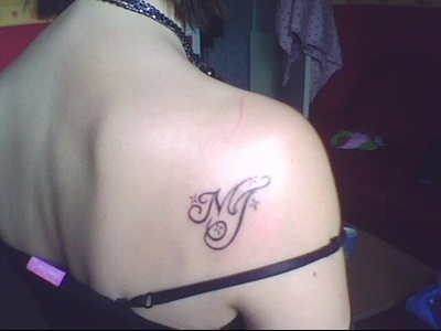 tatouage initiale épaule