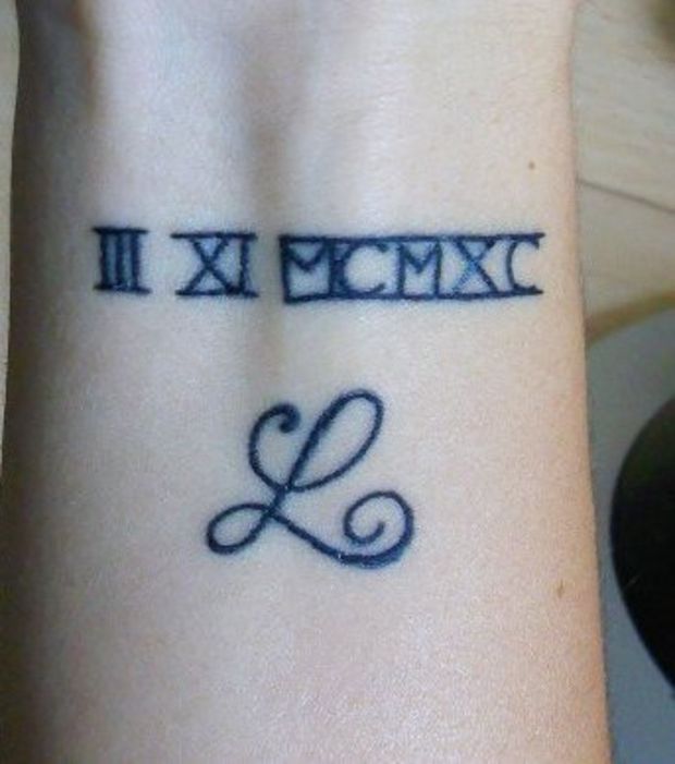 tatouage initiale et date de naissance