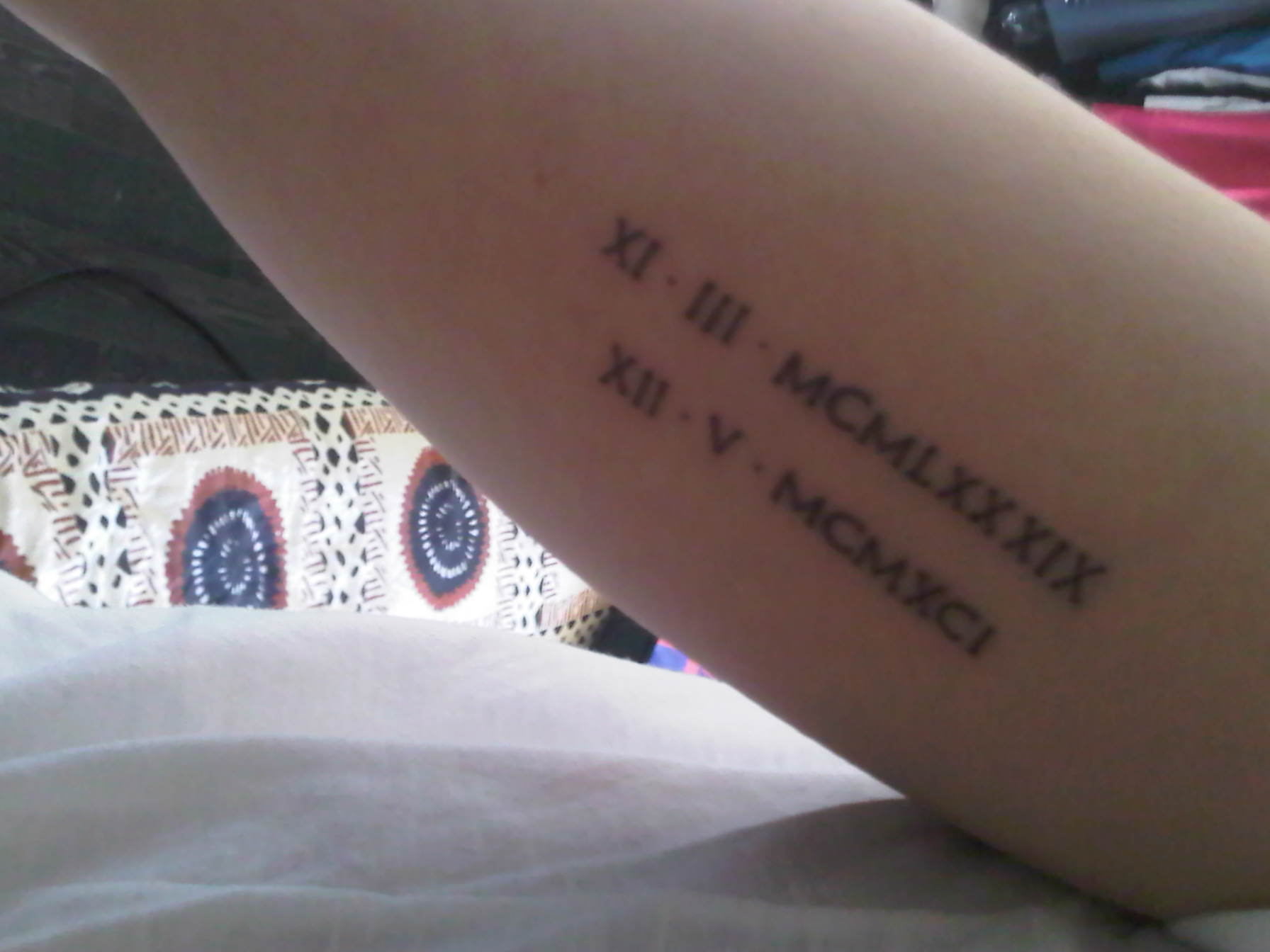 tatouage initiale et date de naissance