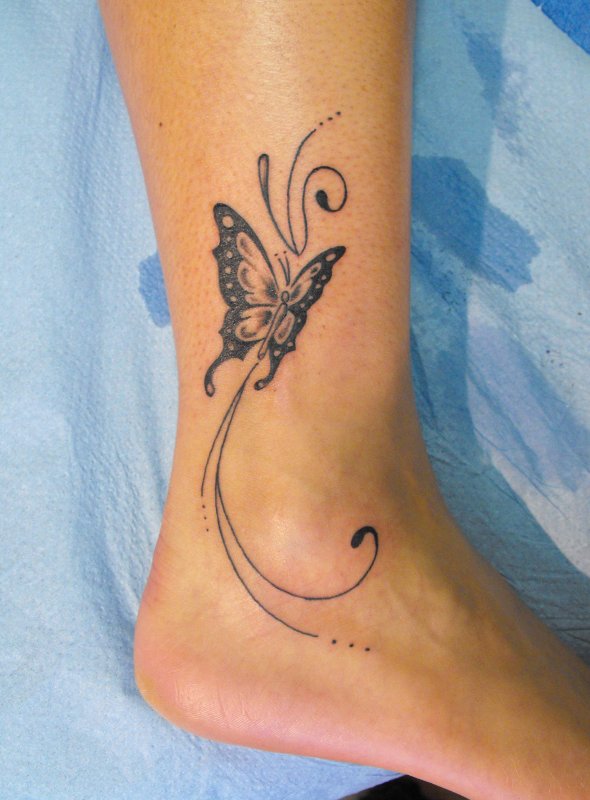 tatouage initiale et papillon