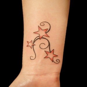 tatouage initiale etoile