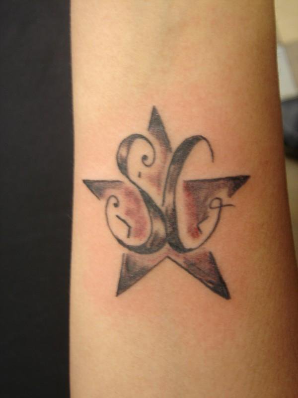 tatouage initiale etoile