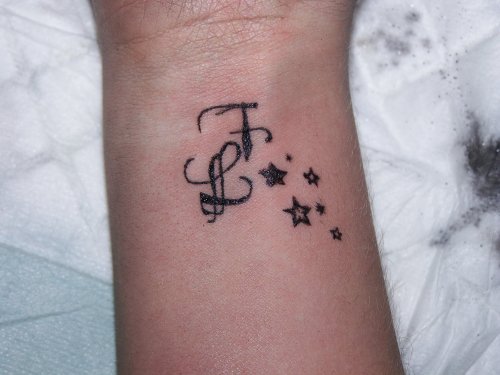 tatouage initiale etoile