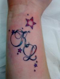 tatouage initiale etoile