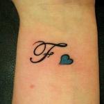 tatouage initiale f