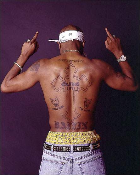 tatouage initiale gothique