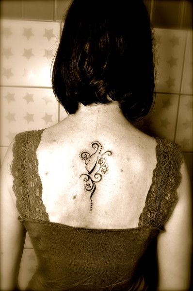 tatouage initiale haut du dos