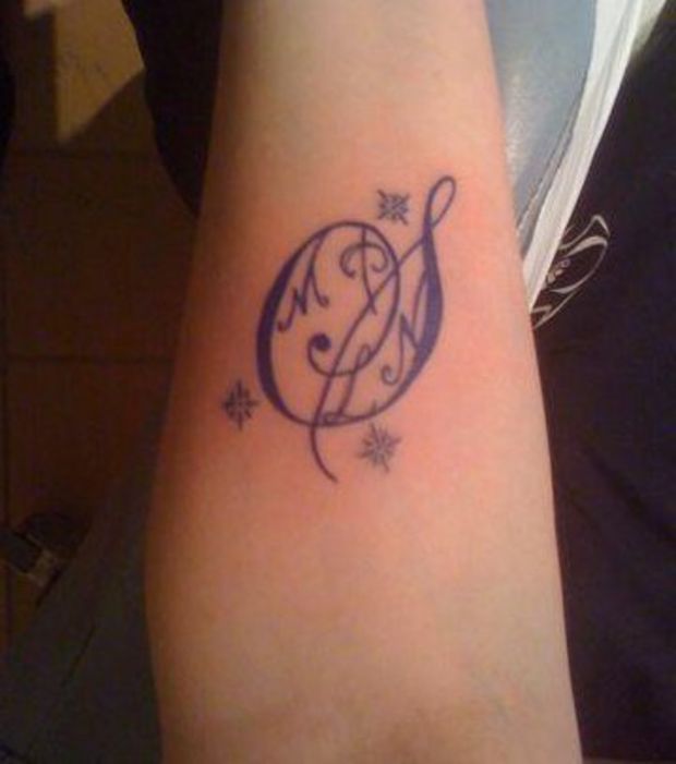 tatouage initiale intérieur bras