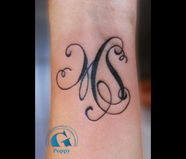 tatouage initiale l poignet