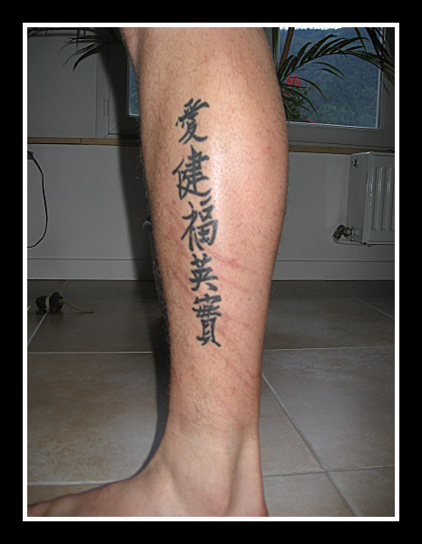 tatouage initiale mollet