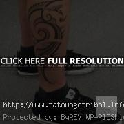 tatouage initiale mollet