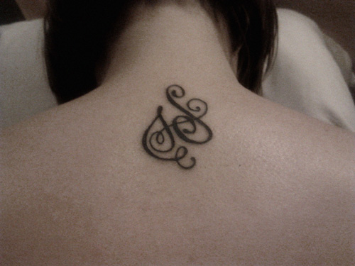 tatouage initiale nuque