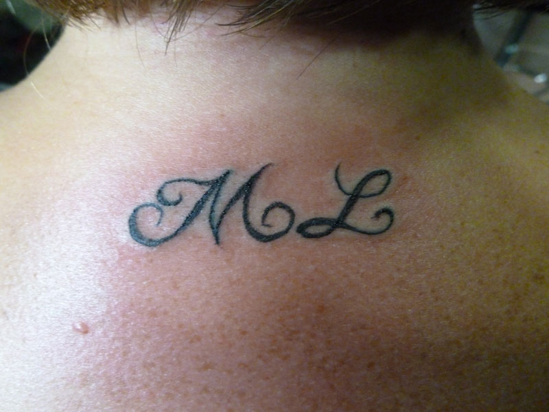 tatouage initiale nuque