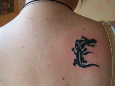 tatouage initiale omoplate