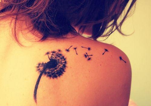 tatouage initiale omoplate