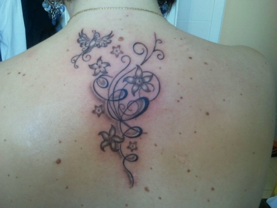 tatouage initiale omoplate