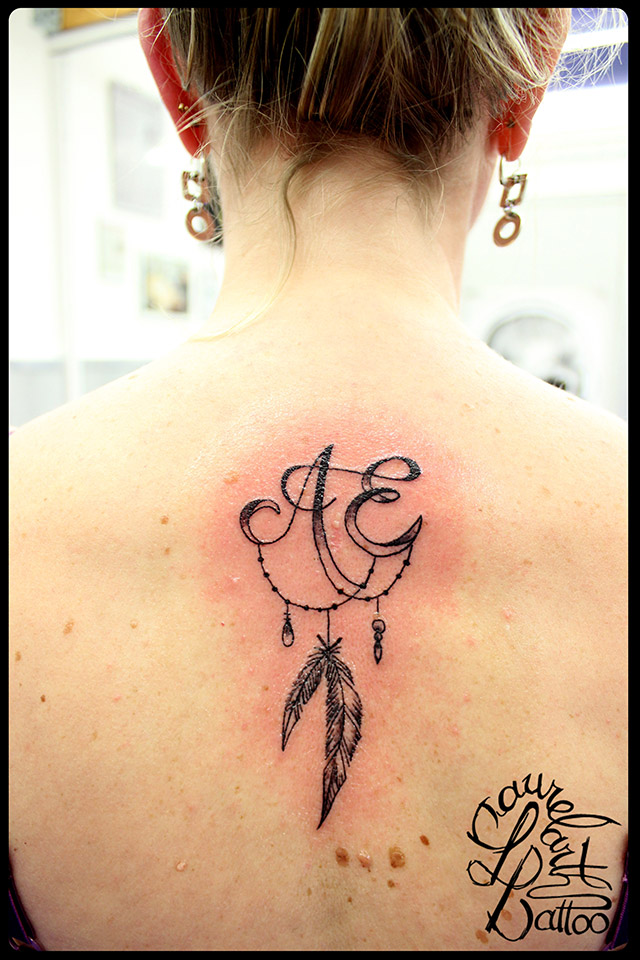 tatouage initiale omoplate