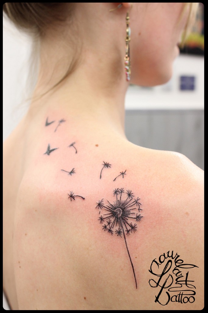 tatouage initiale omoplate