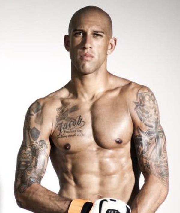 tatouage initiale pectoraux