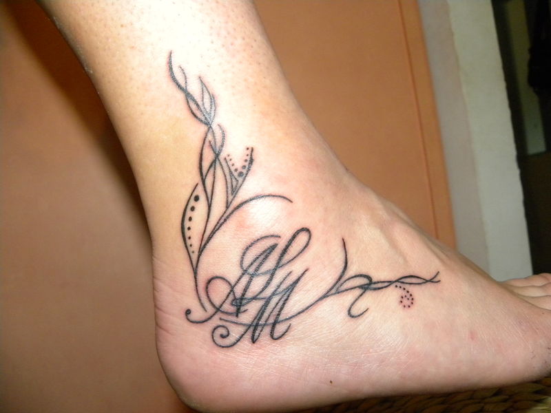 tatouage initiale pied