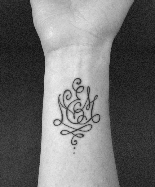 tatouage initiale poignet