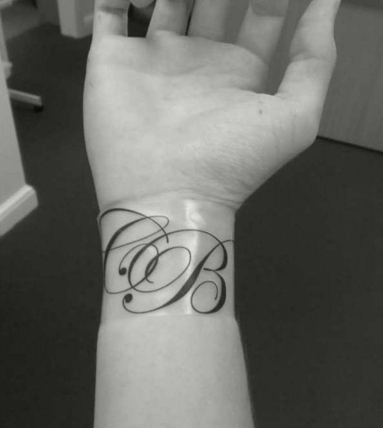 tatouage initiale poignet