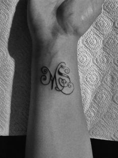 tatouage initiale poignet