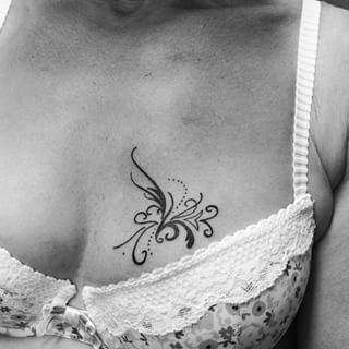 tatouage initiale poitrine