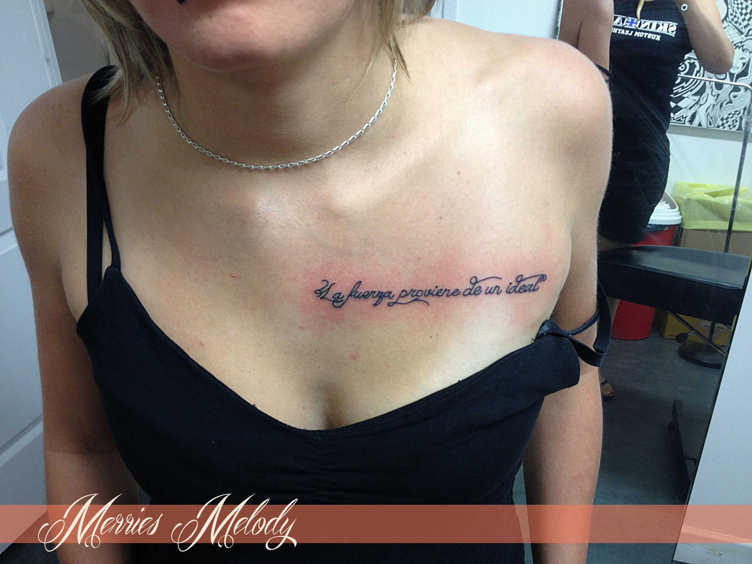 tatouage initiale poitrine