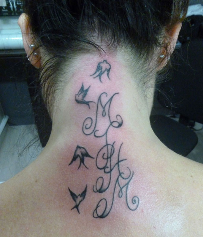 tatouage initiale sur la nuque