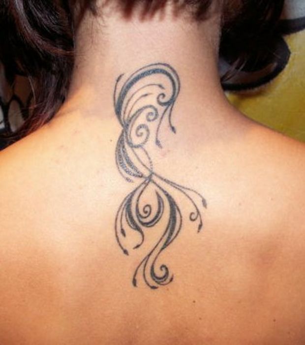 tatouage initiale sur la nuque