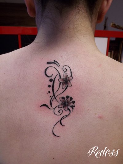 tatouage initiale sur la nuque