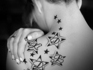 tatouage initiale sur la nuque